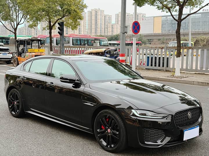 Фото 3 - Jaguar XE L