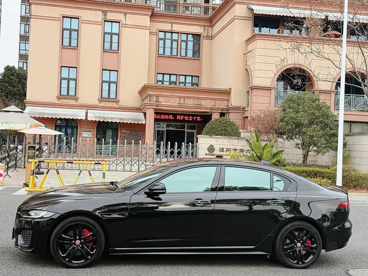 Фото 4 - Jaguar XE L