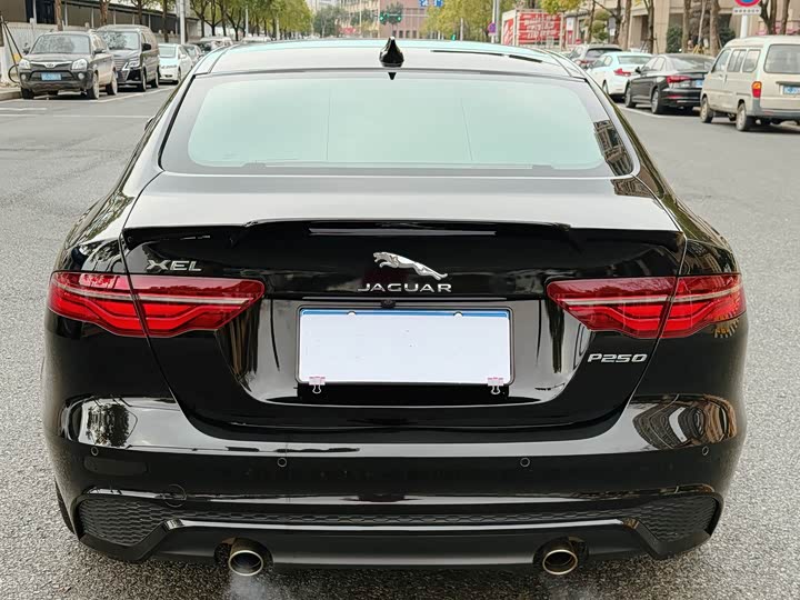 Фото 6 - Jaguar XE L