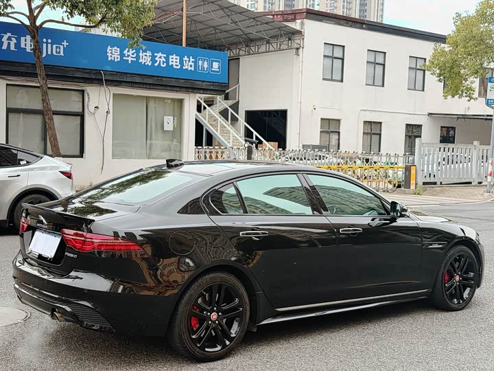 Фото 7 - Jaguar XE L
