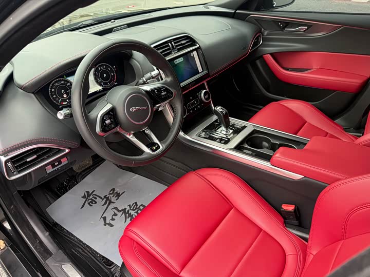 Фото 8 - Jaguar XE L