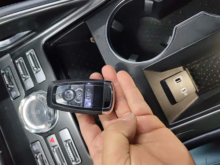 Фото 9 - Lincoln Nautilus