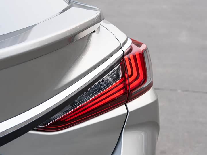 Фото 7 - Lexus ES