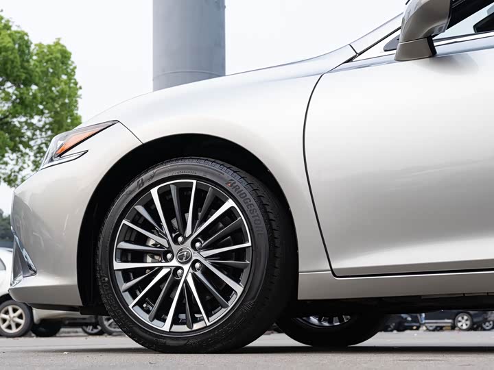 Фото 8 - Lexus ES