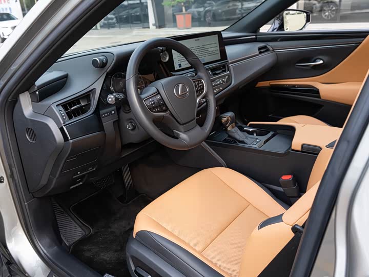 Фото 9 - Lexus ES