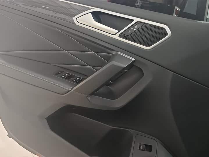 Фото 7 - Volkswagen Tiguan L Pro