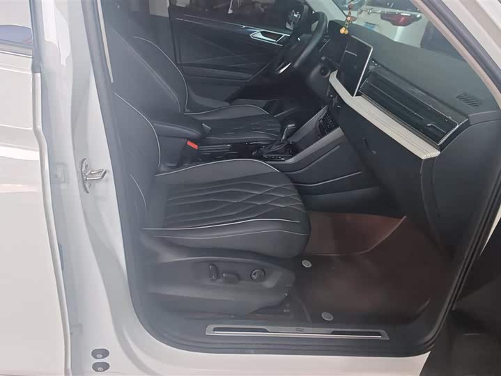 Фото 8 - Volkswagen Tiguan L Pro