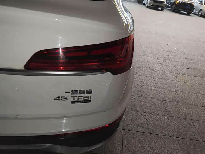 Фото 8 - Audi Q5L Sportback