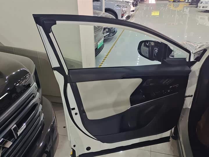 Фото 7 - Toyota bZ4X