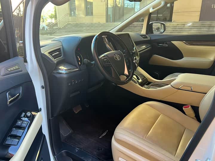 Фото 2 - Toyota Vellfire