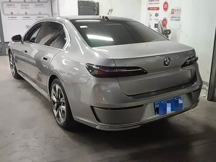 Фото 8 - BMW 7 Series