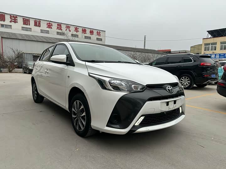 Фото 2 - Toyota Yaris L Hatchback