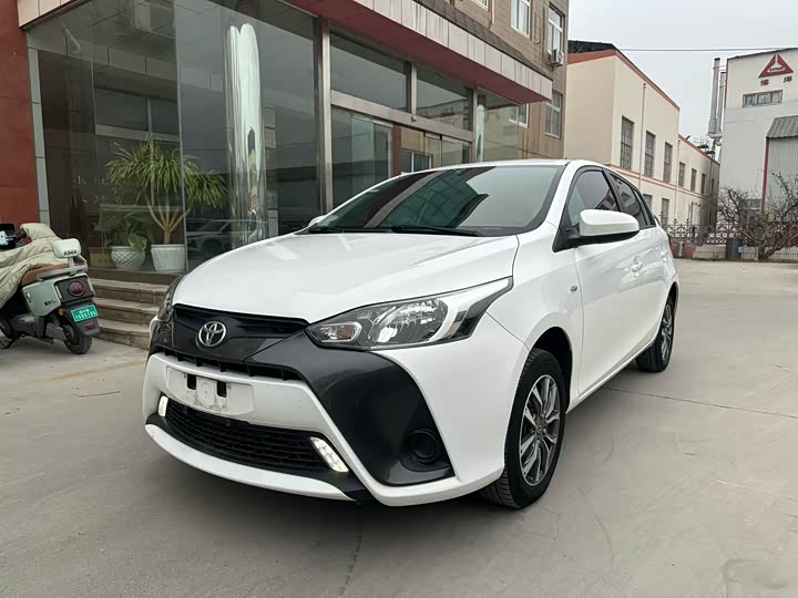 Фото 3 - Toyota Yaris L Hatchback