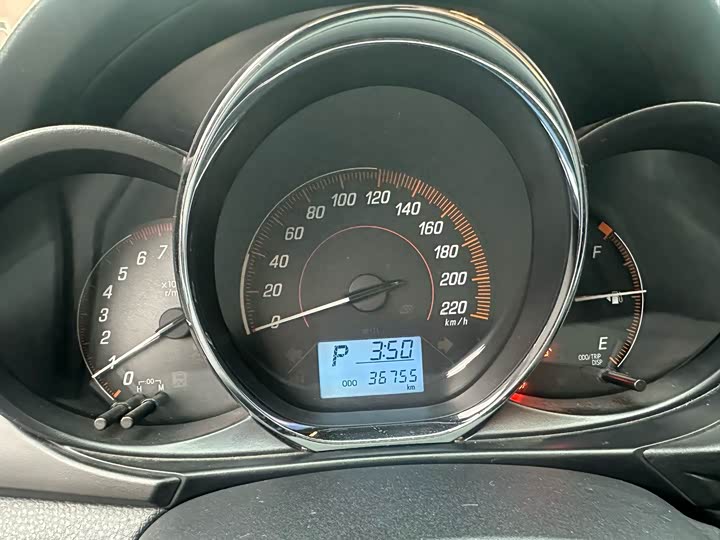 Фото 5 - Toyota Yaris L Hatchback