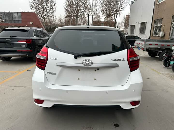 Фото 7 - Toyota Yaris L Hatchback