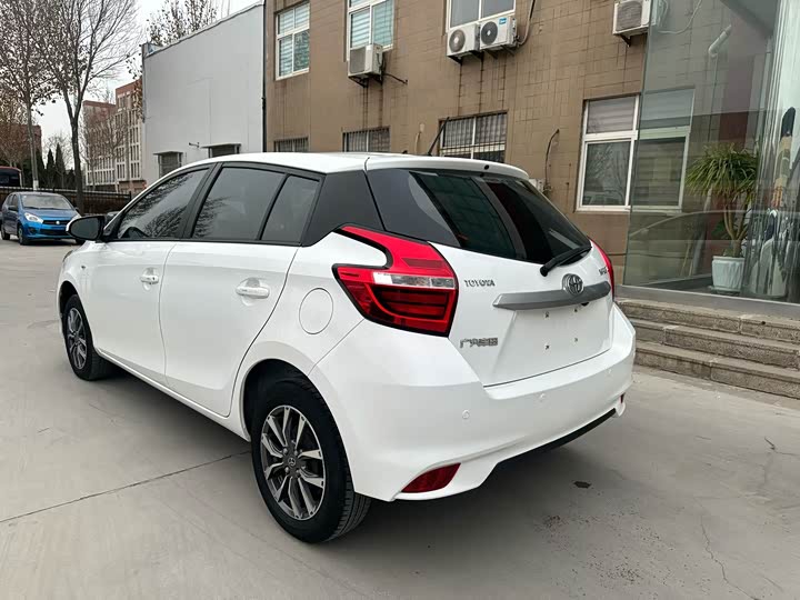 Фото 8 - Toyota Yaris L Hatchback