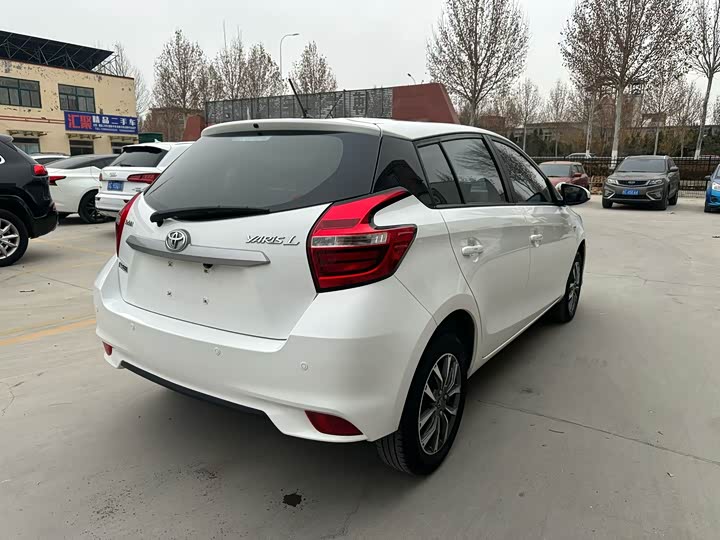 Фото 9 - Toyota Yaris L Hatchback