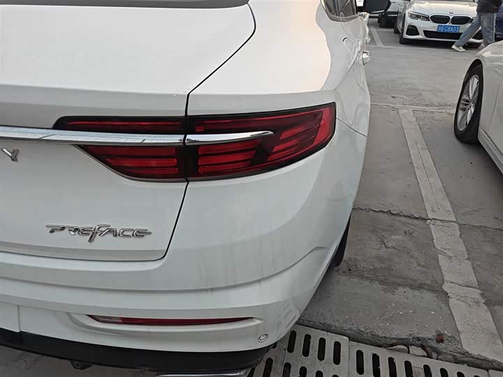 Фото 8 - Geely Preface