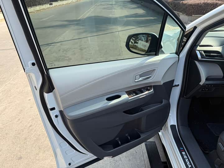 Фото 9 - Toyota Sienna