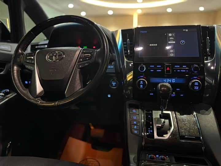 Фото 3 - Toyota Alphard