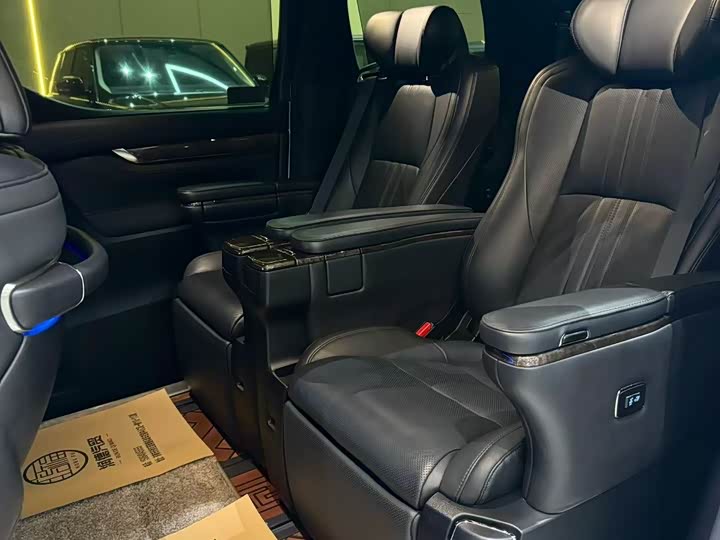 Фото 8 - Toyota Alphard