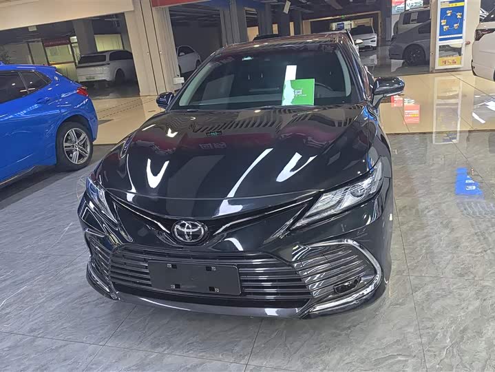 Фото 2 - Toyota Camry