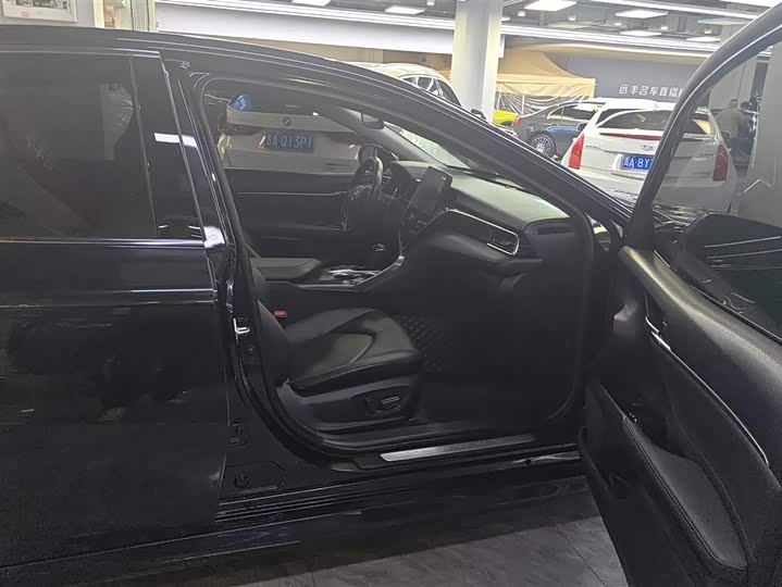 Фото 8 - Toyota Camry