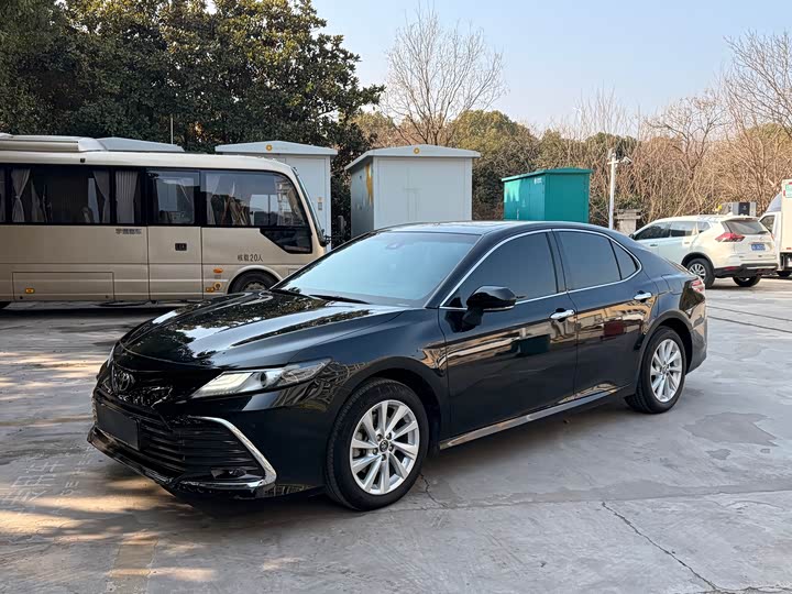 Фото 1 - Toyota Camry