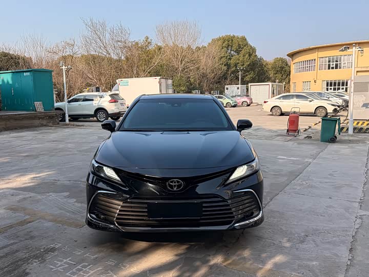 Фото 2 - Toyota Camry