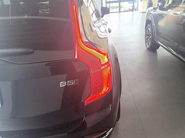 Фото 8 - Volvo XC90