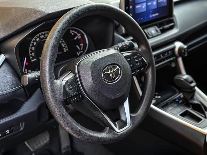 Фото 4 - Toyota RAV4