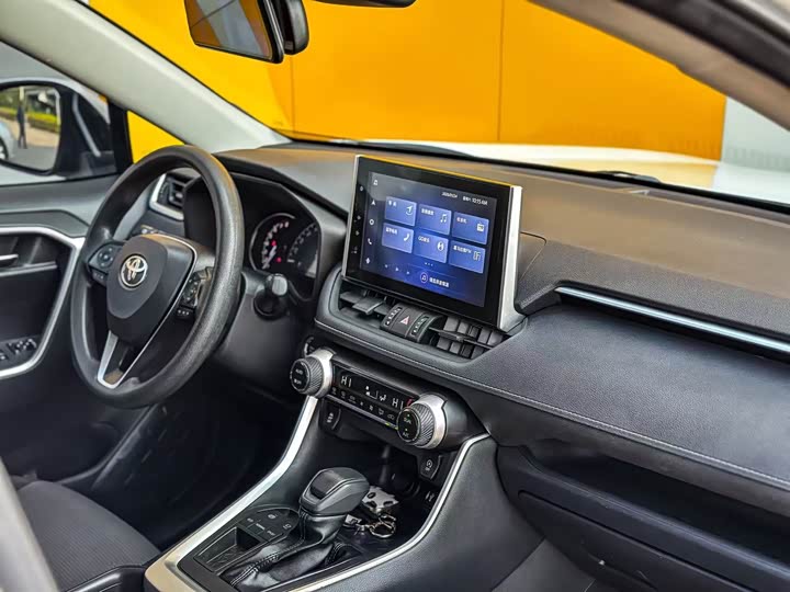 Фото 6 - Toyota RAV4