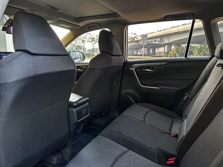 Фото 8 - Toyota RAV4