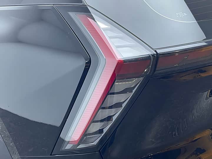 Фото 9 - Geely Atlas L