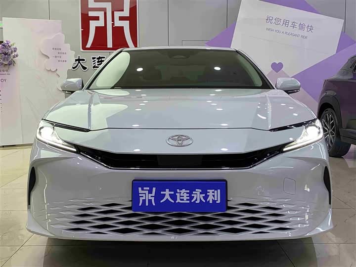 Фото 2 - Toyota Camry
