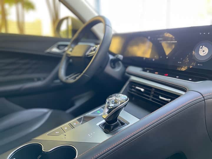 Фото 8 - Roewe RX5