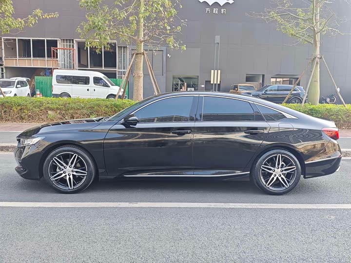 Фото 6 - Honda Accord