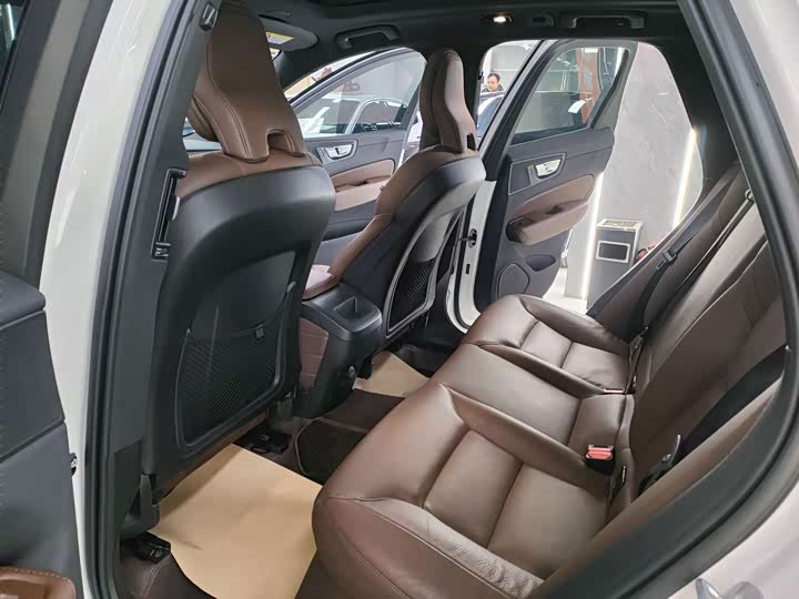 Фото 7 - Volvo XC60