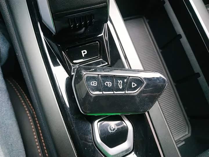 Фото 9 - Geely Okavango L