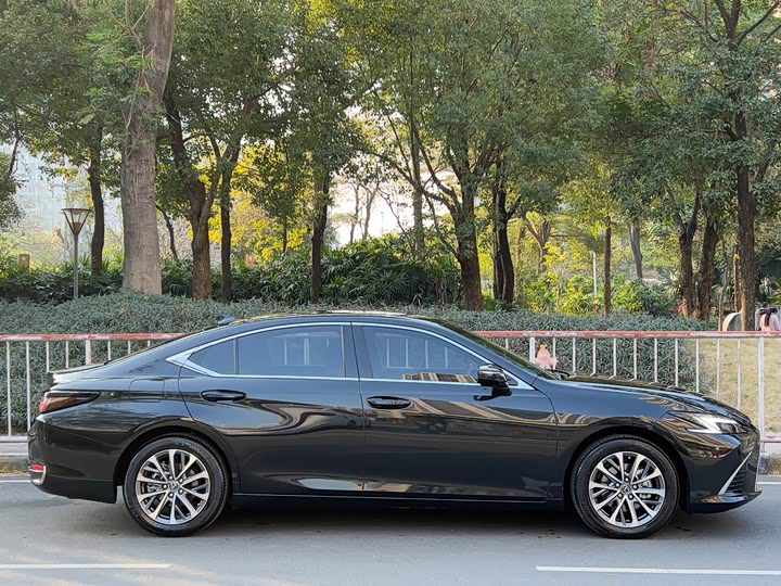 Фото 6 - Lexus ES