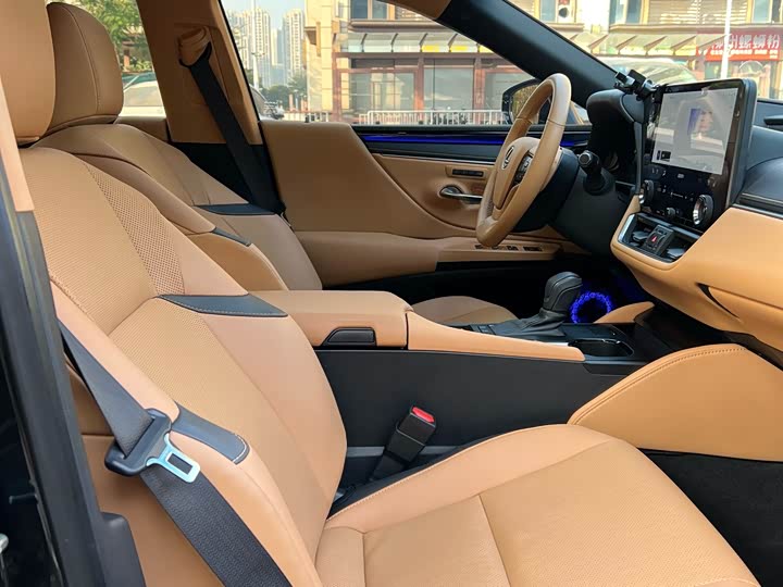 Фото 9 - Lexus ES