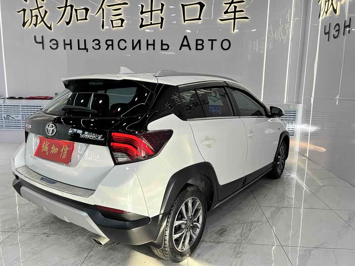 Фото 2 - Toyota Yaris L Hatchback