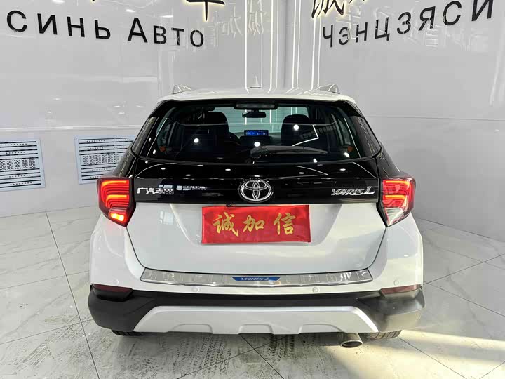 Фото 3 - Toyota Yaris L Hatchback