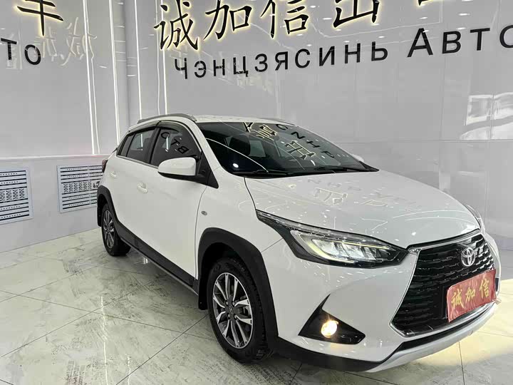 Фото 4 - Toyota Yaris L Hatchback