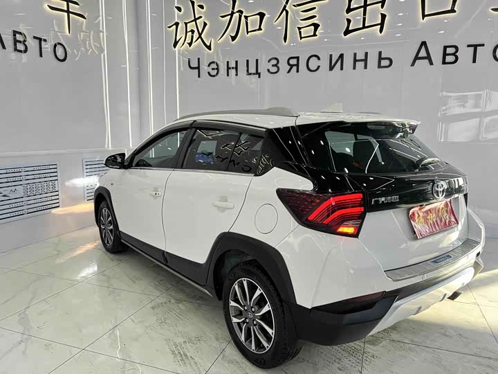 Фото 6 - Toyota Yaris L Hatchback