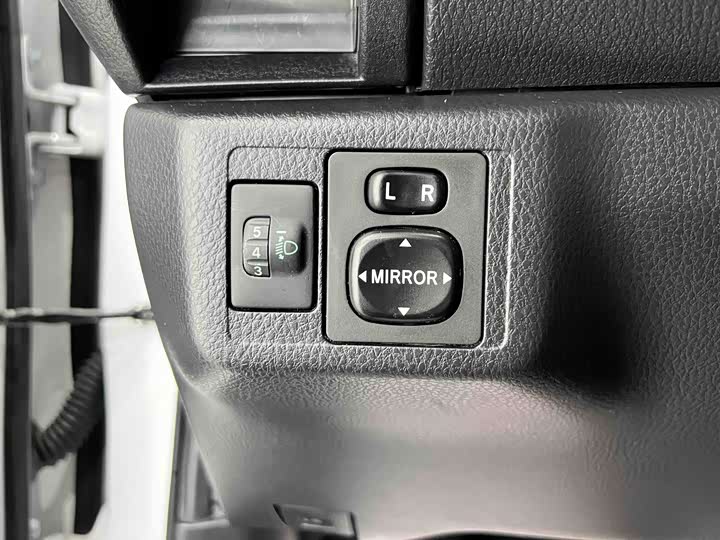 Фото 7 - Toyota Yaris L Hatchback