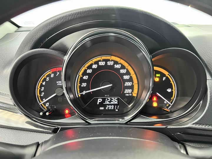 Фото 8 - Toyota Yaris L Hatchback