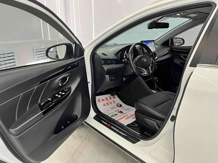 Фото 9 - Toyota Yaris L Hatchback