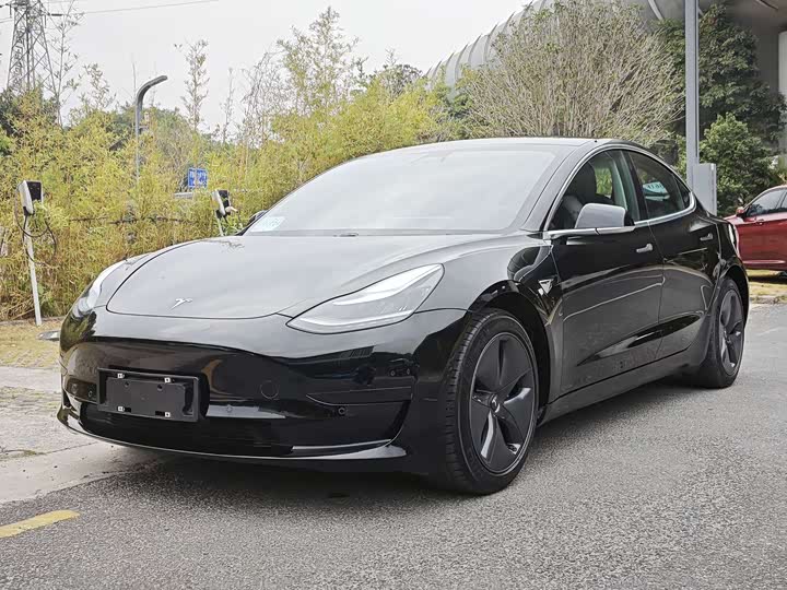 Фото 1 - Tesla Model 3