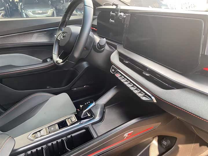 Фото 8 - Geely Binrui